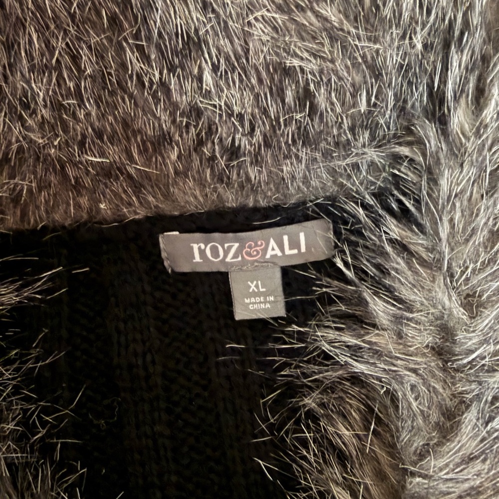 4/$15 Roz & Ali Black Cardigan with Faux Fur Collar - Picture 6 of 7